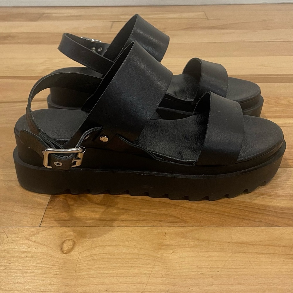 L’intervalle black leather platform sandals
